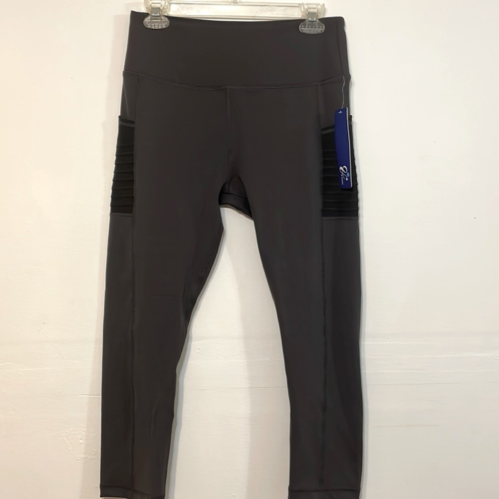 NWT - A core activewear leggings with side pockets.